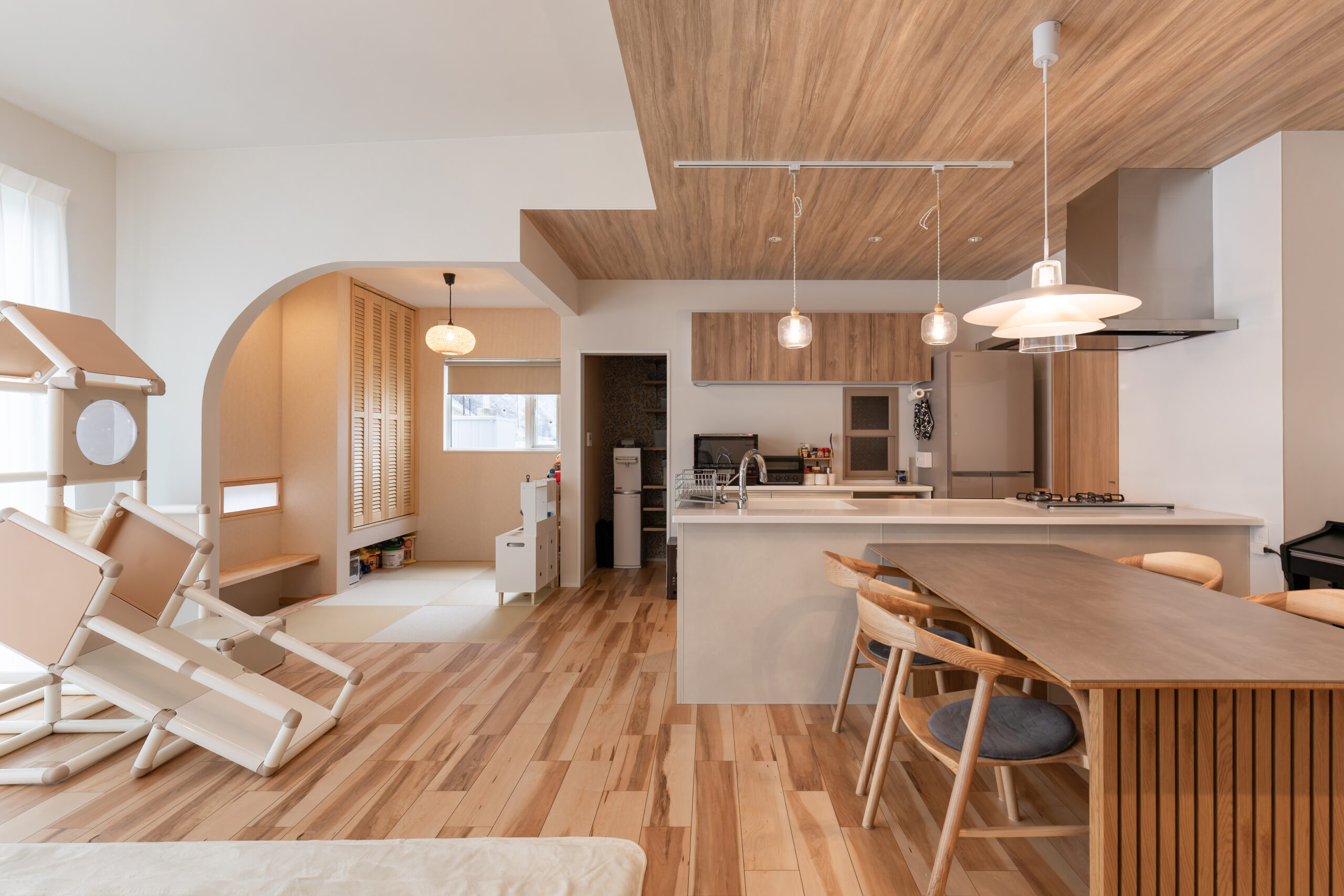 白×木目×ガラスで統一したナチュラルテイストの注文住宅