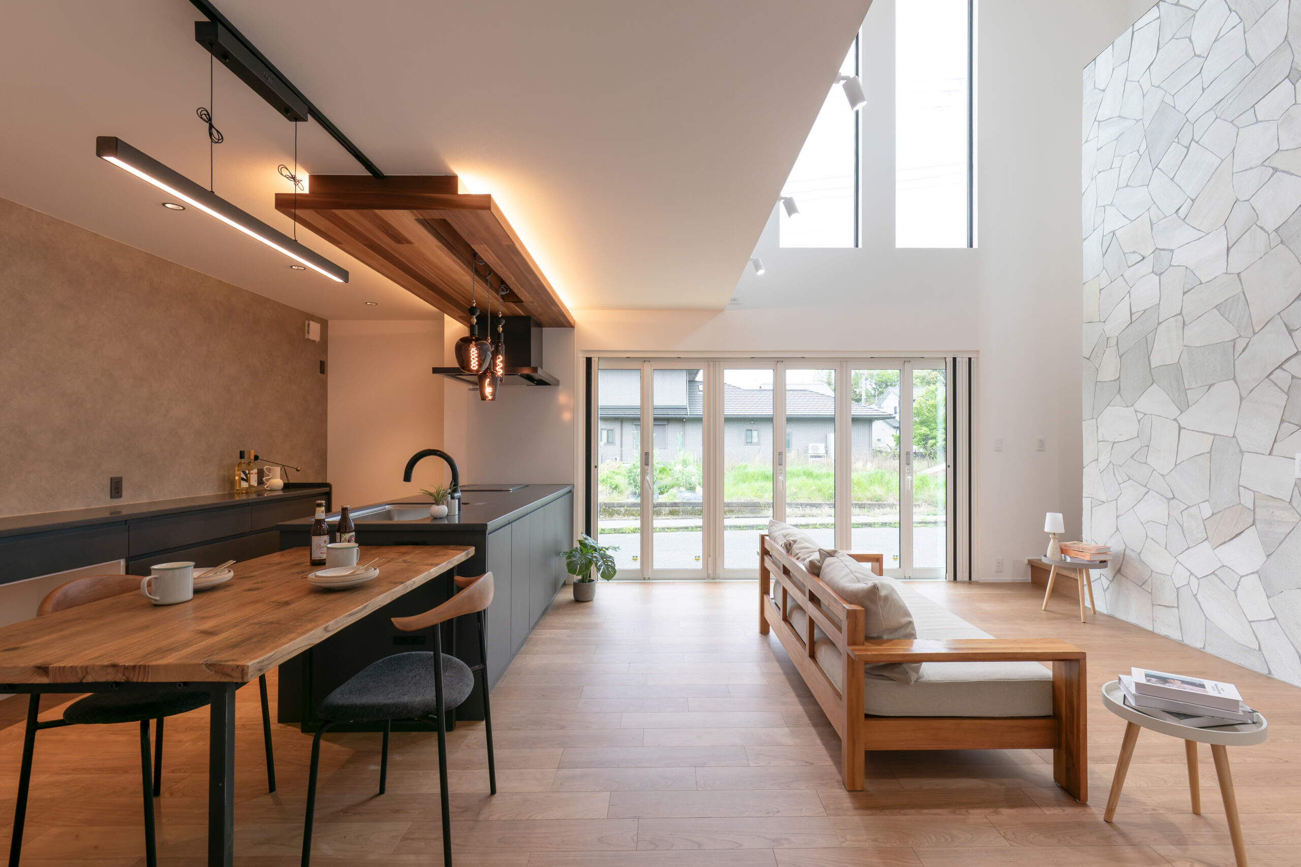 石と光が織りなす、開放感に満ちた住まい