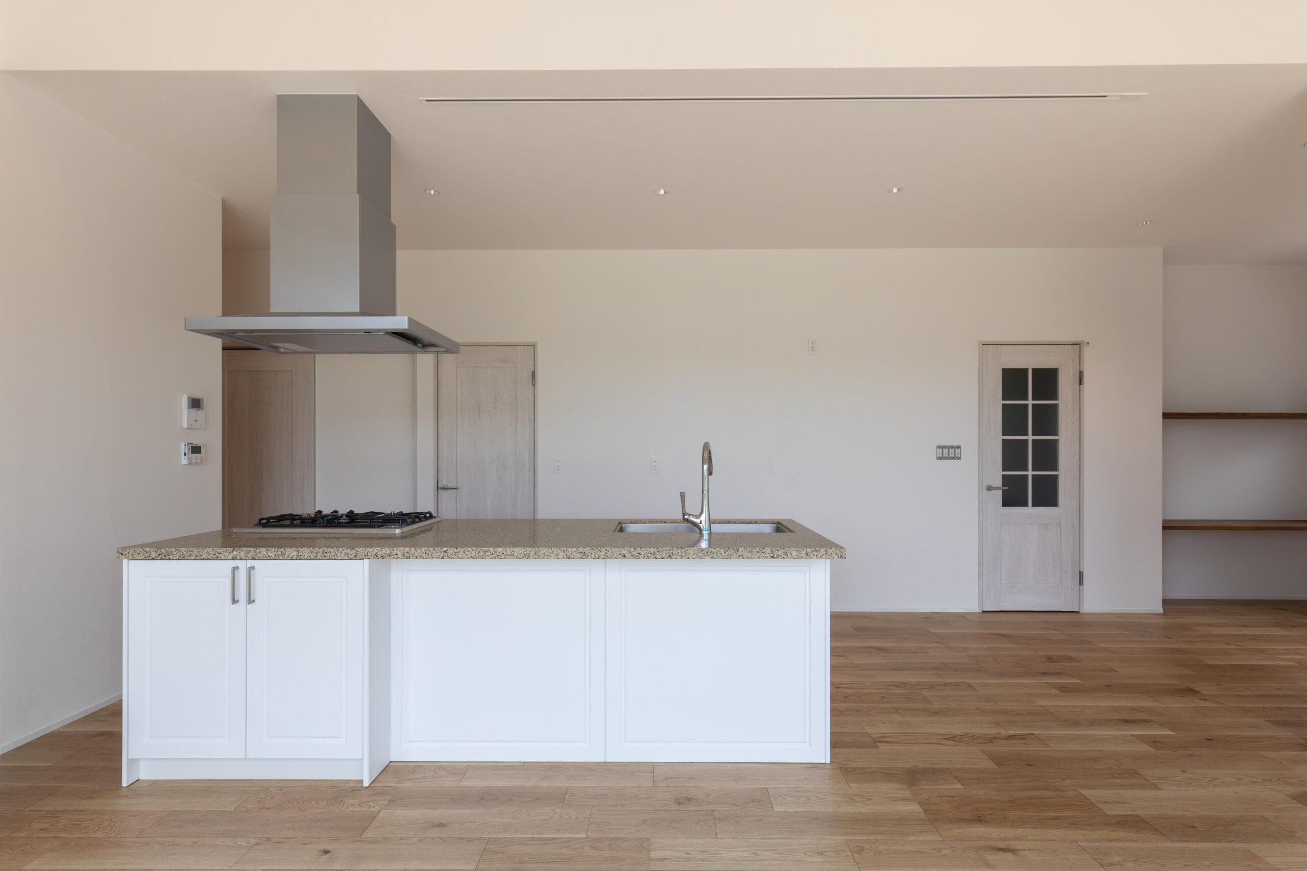 上質なキッチンと木のぬくもりが調和する、平屋の住まい