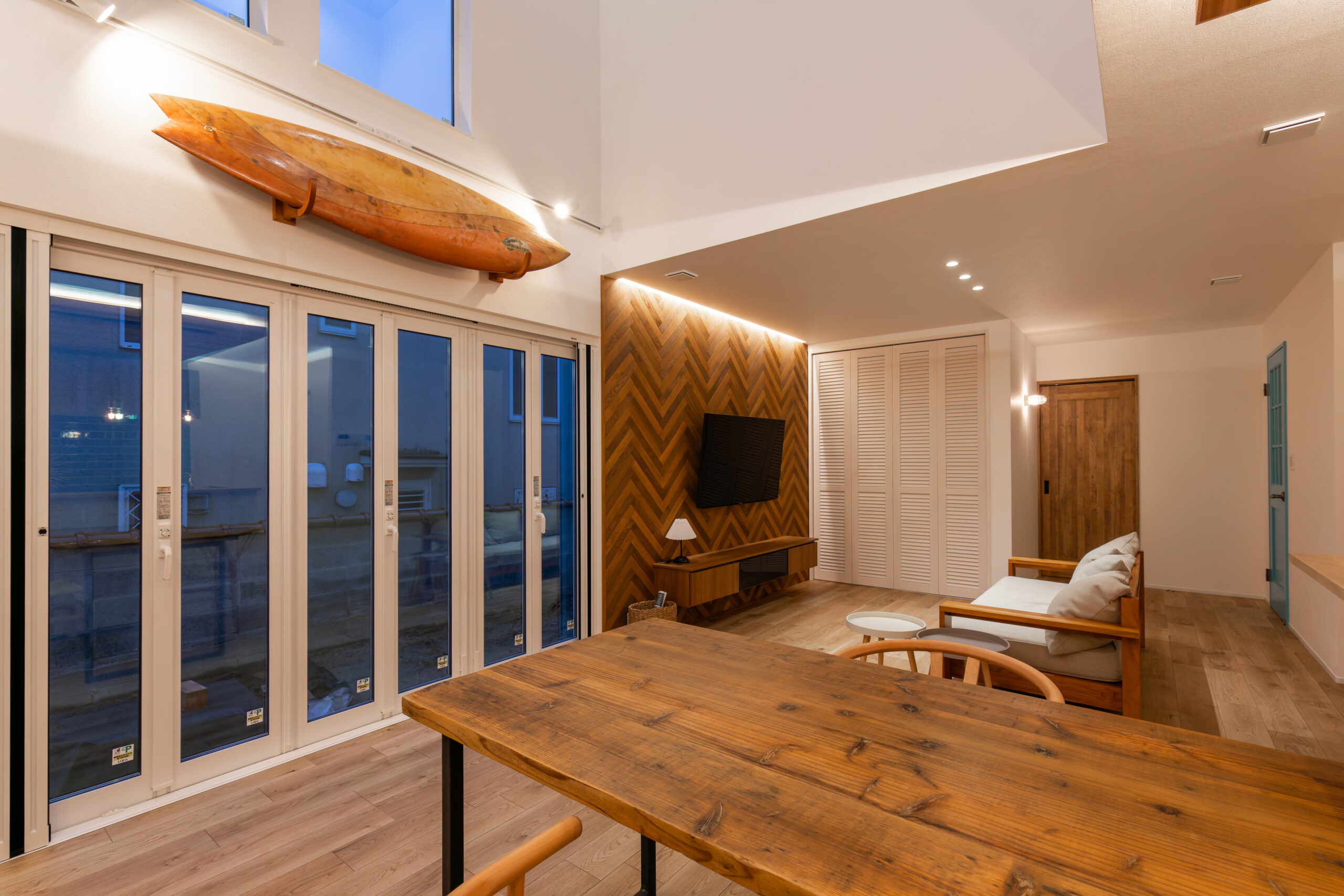 波音が聞こえてきそうな、 街中に佇むサーファーズハウス