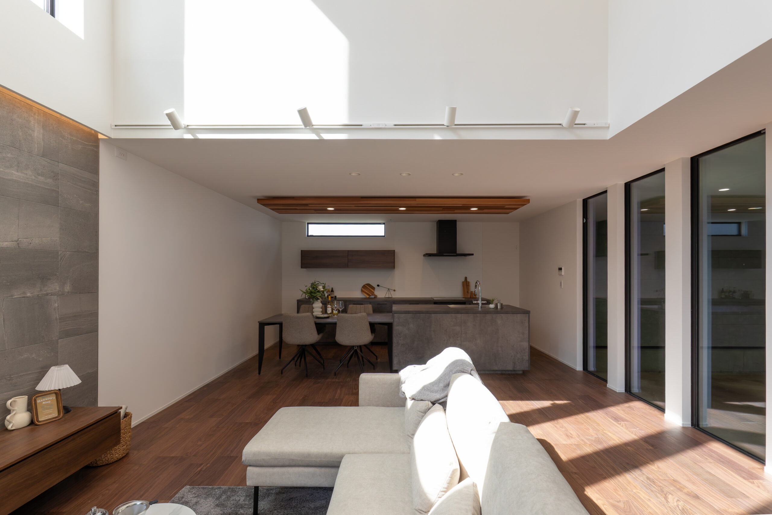 視線の先にガレージがある、 愛車と暮らす上質なグレートーンの住まい